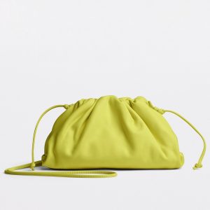 Faux sac Bottega Veneta Mini Pouch avec bandoulière en Kiwi