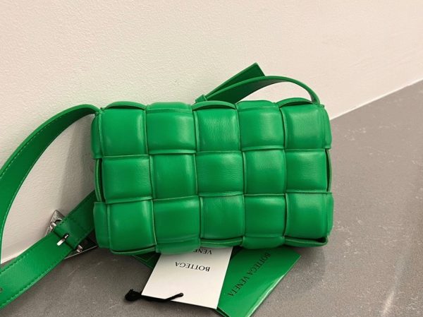 Faux Petit Sac Bottega Veneta Padded Cassette en Perruche – Image 7