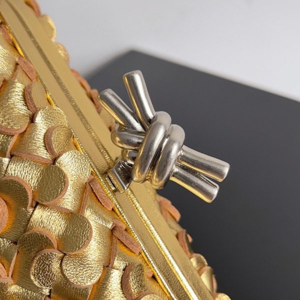 Réplique Bottega Veneta Knot Minaudiere Clutch en Sequins Dorés – Image 8
