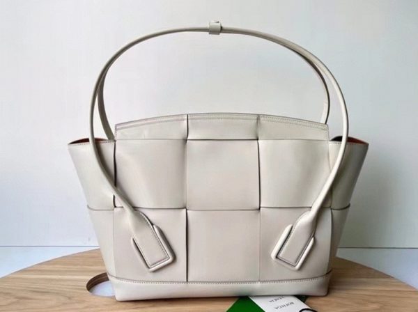 Fausse Bottega Veneta Arco Medium en cuir de veau intrecciato blanc – Image 8
