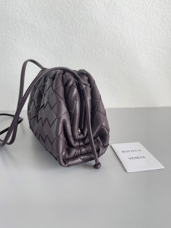 Contrefaçon Mini Pochette Bottega Veneta avec Sangle en Raisin – Image 7