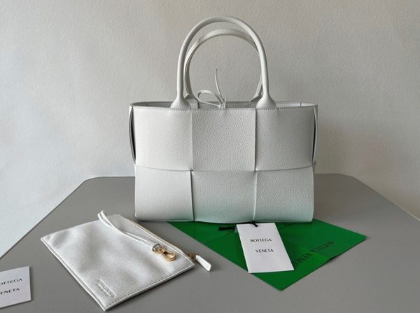 Contrefaçon Bottega Veneta Arco Small Tote en Blanc – Image 8