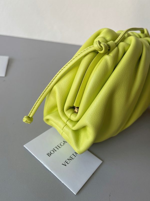 Faux sac Bottega Veneta Mini Pouch avec bandoulière en Kiwi – Image 4