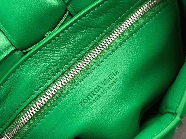 Faux Petit Sac Bottega Veneta Padded Cassette en Perruche – Image 5