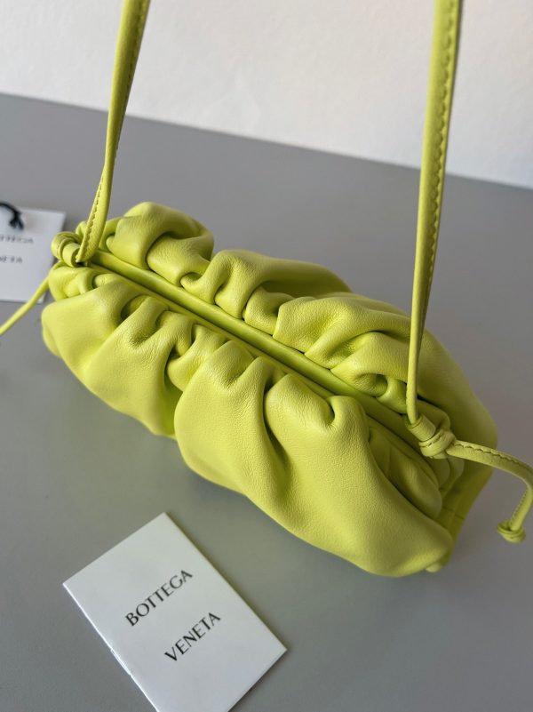 Faux sac Bottega Veneta Mini Pouch avec bandoulière en Kiwi – Image 3