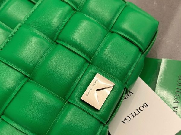 Faux Petit Sac Bottega Veneta Padded Cassette en Perruche – Image 4
