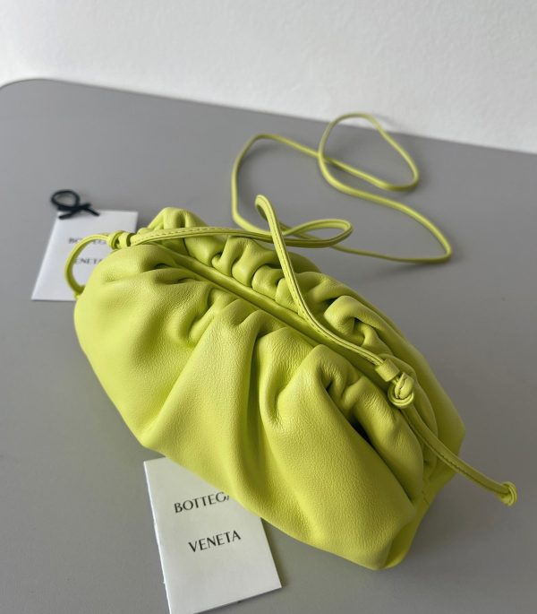 Faux sac Bottega Veneta Mini Pouch avec bandoulière en Kiwi – Image 2