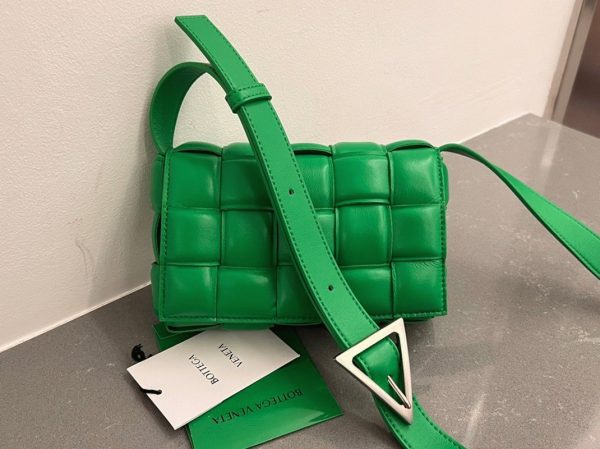 Faux Petit Sac Bottega Veneta Padded Cassette en Perruche – Image 3
