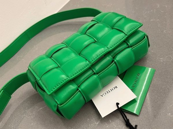 Faux Petit Sac Bottega Veneta Padded Cassette en Perruche – Image 2