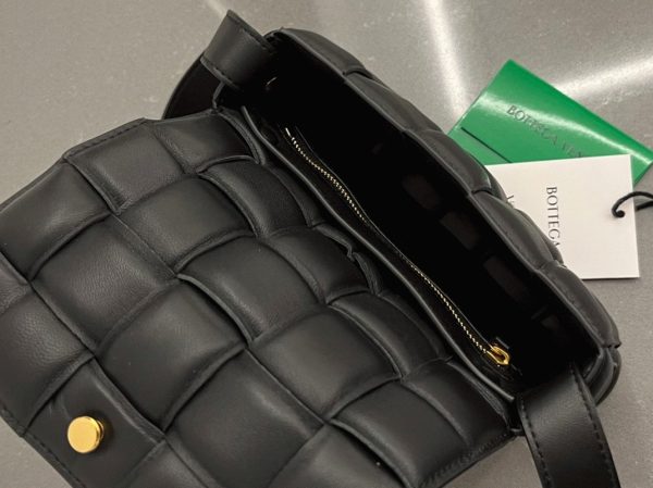 Contrefaçon Petit Sac Bottega Veneta Padded Cassette en Noir – Image 7