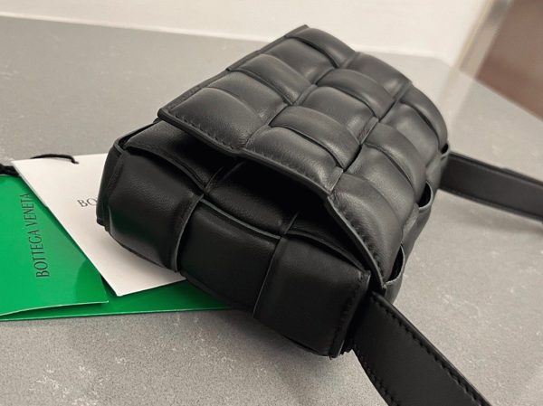 Contrefaçon Petit Sac Bottega Veneta Padded Cassette en Noir – Image 6