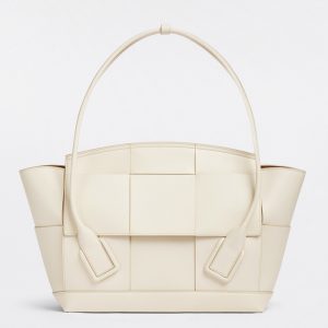 Fausse Bottega Veneta Arco Small en cuir de veau intrecciato blanc