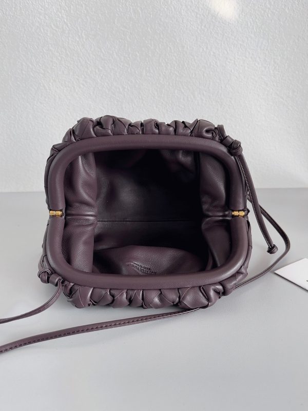 Contrefaçon Mini Pochette Bottega Veneta avec Sangle en Raisin – Image 6