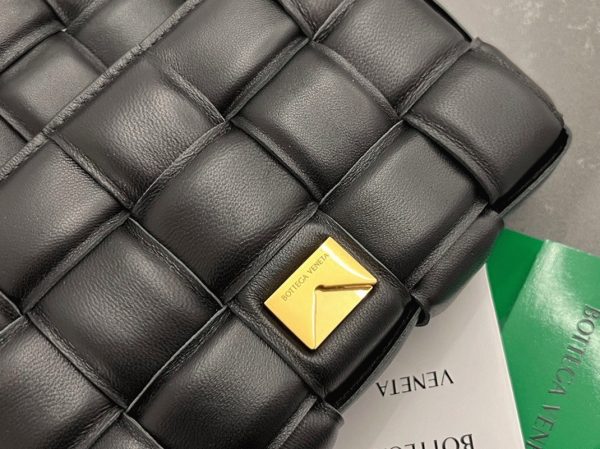 Contrefaçon Petit Sac Bottega Veneta Padded Cassette en Noir – Image 4