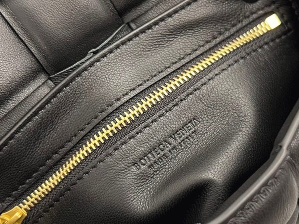 Contrefaçon Petit Sac Bottega Veneta Padded Cassette en Noir – Image 3
