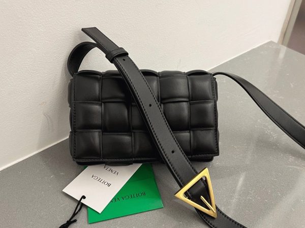 Contrefaçon Petit Sac Bottega Veneta Padded Cassette en Noir – Image 2