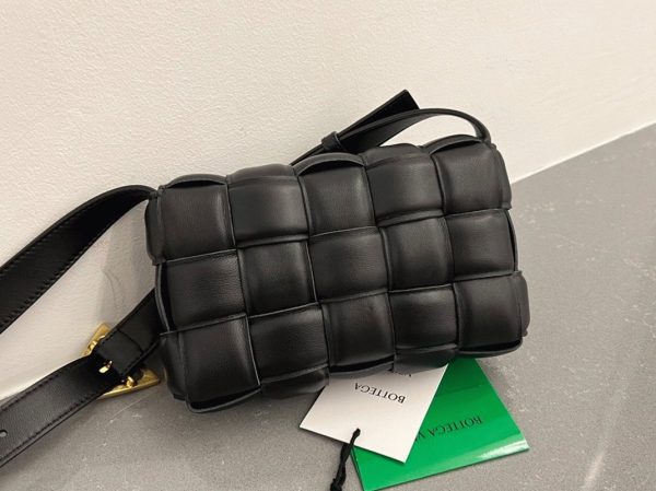 Contrefaçon Petit Sac Bottega Veneta Padded Cassette en Noir – Image 9