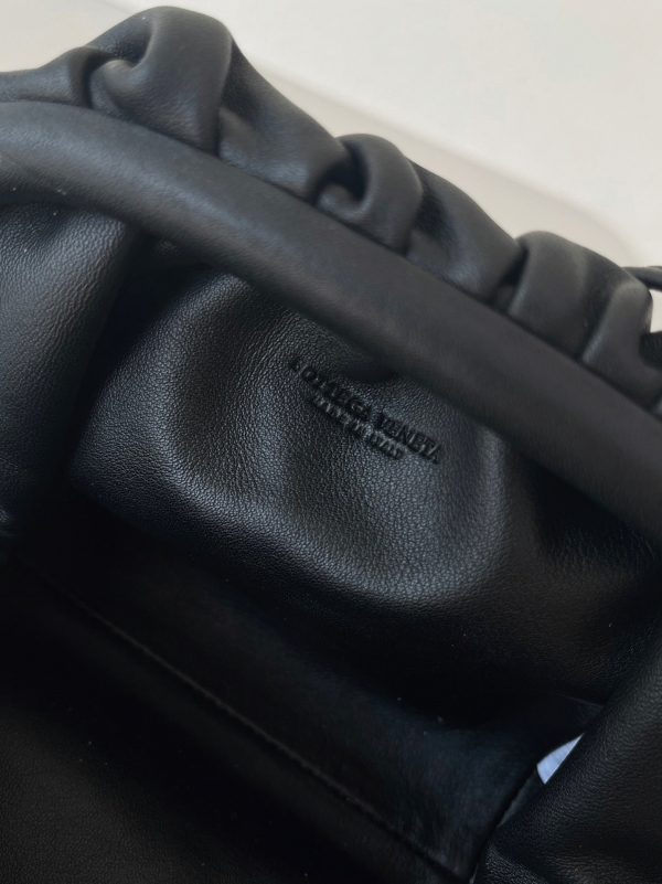 Contrefaçon sac Bottega Veneta Mini Pouch avec bandoulière en Noir – Image 10