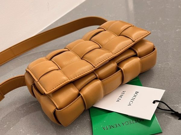 Faux Petit Sac Bottega Veneta Padded Cassette en Camel – Image 9