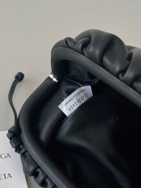 Contrefaçon sac Bottega Veneta Mini Pouch avec bandoulière en Noir – Image 9