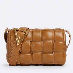 Faux Petit Sac Bottega Veneta Padded Cassette en Camel