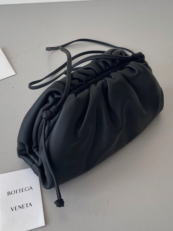 Contrefaçon sac Bottega Veneta Mini Pouch avec bandoulière en Noir – Image 8