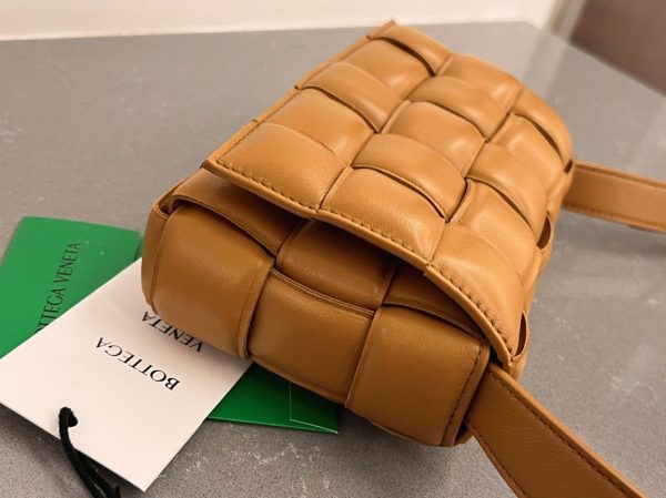 Faux Petit Sac Bottega Veneta Padded Cassette en Camel – Image 8