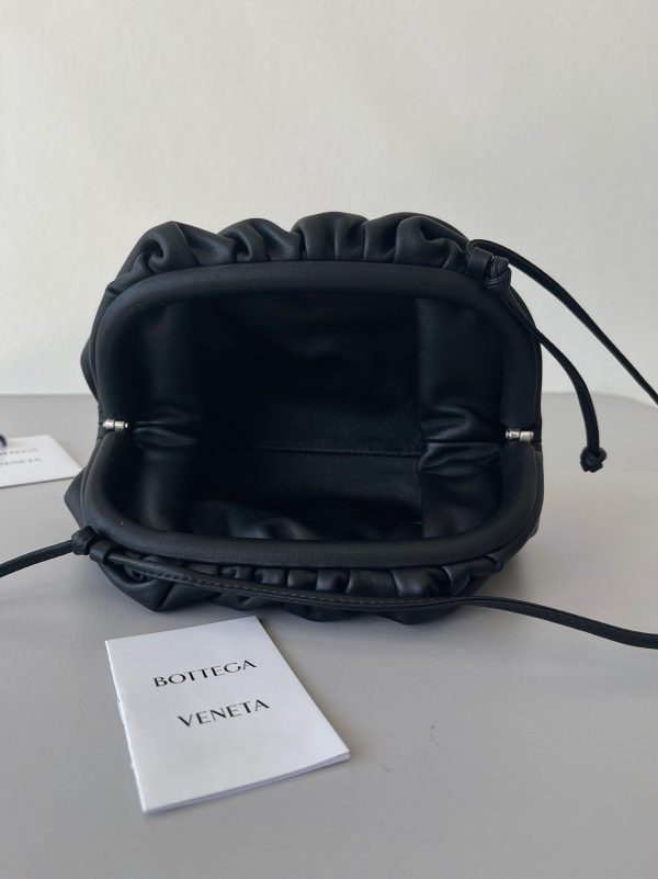 Contrefaçon sac Bottega Veneta Mini Pouch avec bandoulière en Noir – Image 7