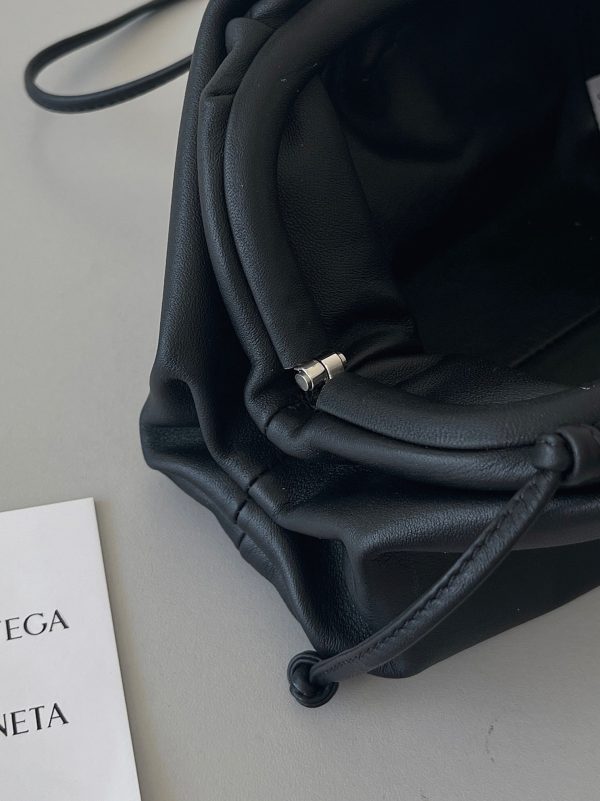 Contrefaçon sac Bottega Veneta Mini Pouch avec bandoulière en Noir – Image 6