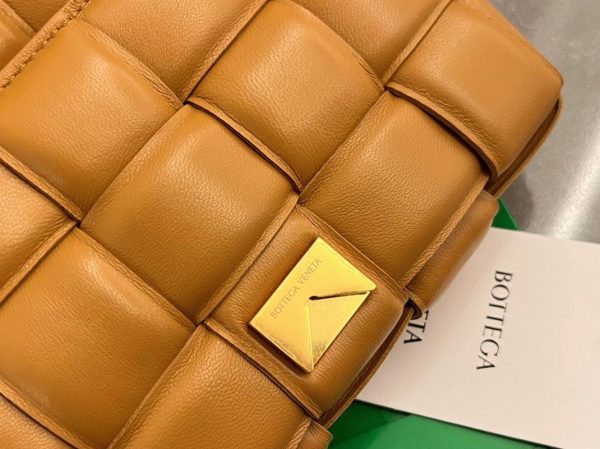 Faux Petit Sac Bottega Veneta Padded Cassette en Camel – Image 6