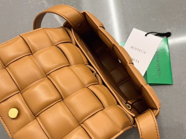 Faux Petit Sac Bottega Veneta Padded Cassette en Camel – Image 5