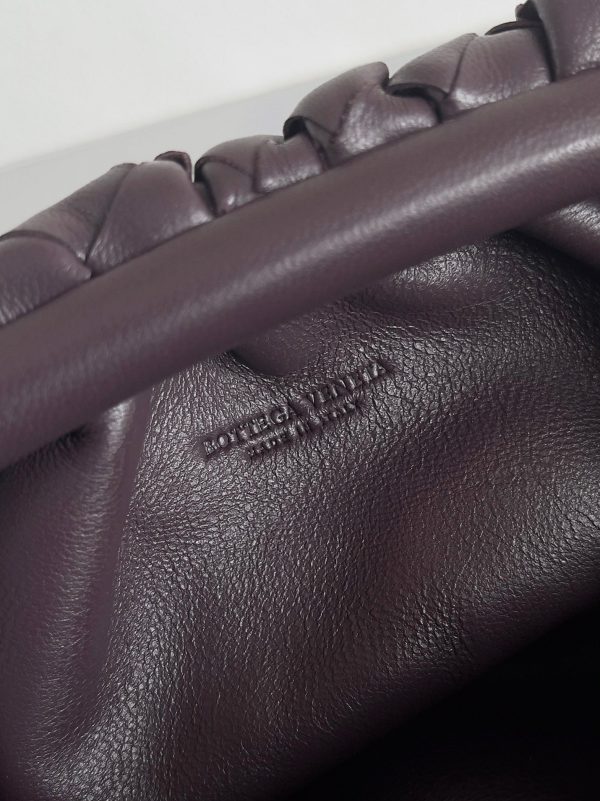 Contrefaçon Mini Pochette Bottega Veneta avec Sangle en Raisin – Image 5