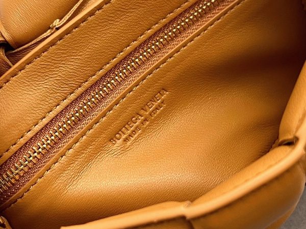 Faux Petit Sac Bottega Veneta Padded Cassette en Camel – Image 4