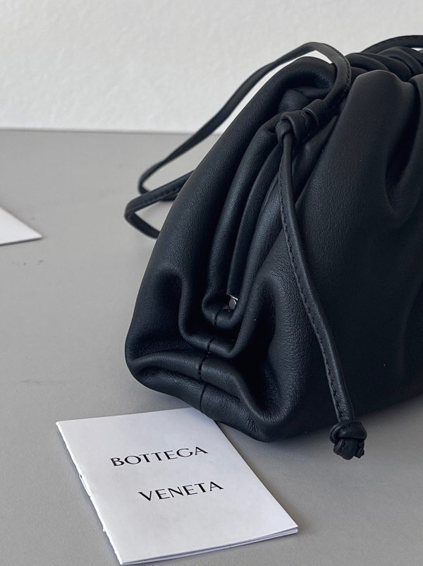 Contrefaçon sac Bottega Veneta Mini Pouch avec bandoulière en Noir – Image 3