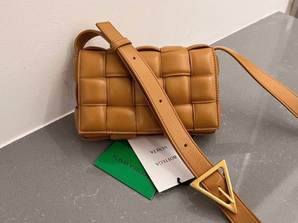 Faux Petit Sac Bottega Veneta Padded Cassette en Camel – Image 3