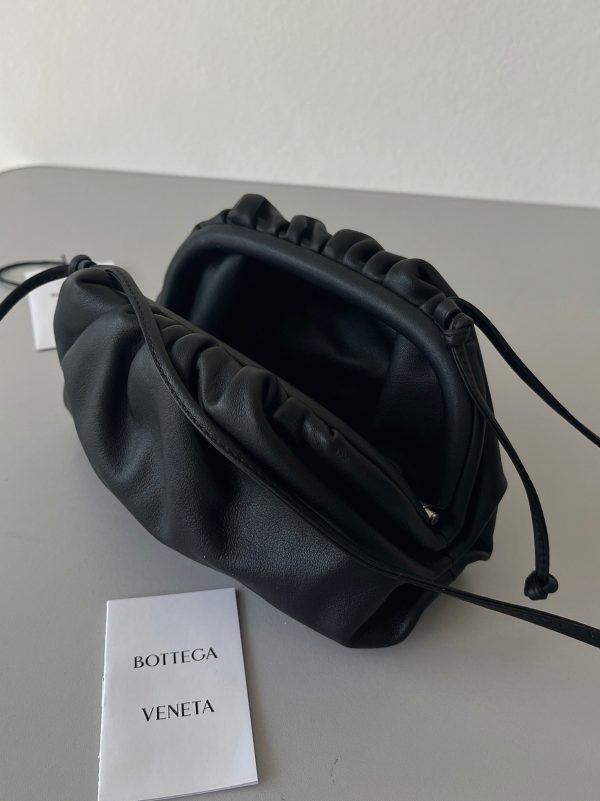 Contrefaçon sac Bottega Veneta Mini Pouch avec bandoulière en Noir – Image 2