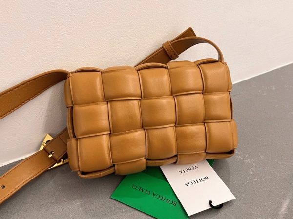 Faux Petit Sac Bottega Veneta Padded Cassette en Camel – Image 2