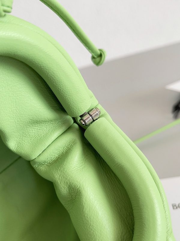 Réplique sac Bottega Veneta Mini Pouch avec bandoulière en Pistache – Image 8