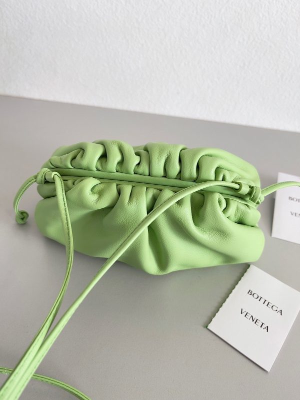 Réplique sac Bottega Veneta Mini Pouch avec bandoulière en Pistache – Image 5