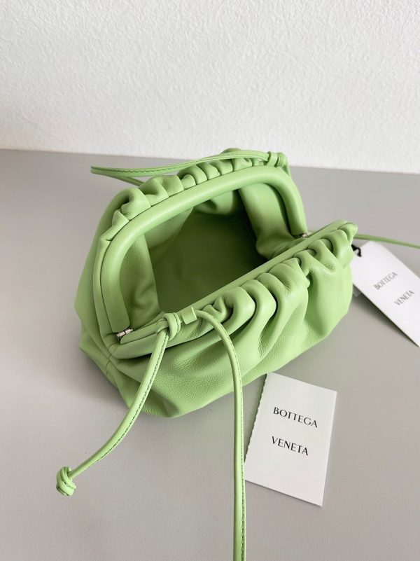 Réplique sac Bottega Veneta Mini Pouch avec bandoulière en Pistache – Image 4