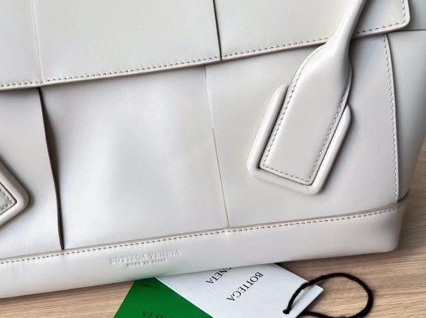 Fausse Bottega Veneta Arco Medium en cuir de veau intrecciato blanc – Image 6