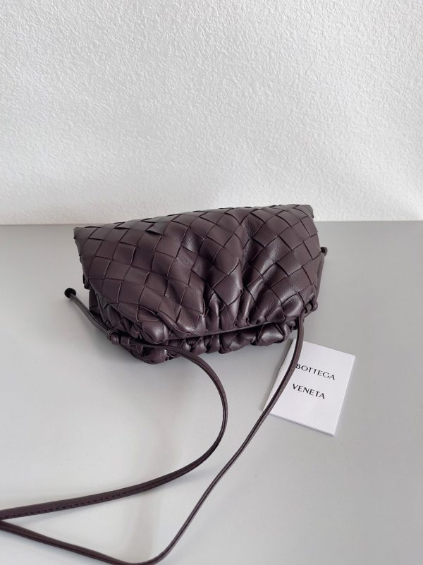 Contrefaçon Mini Pochette Bottega Veneta avec Sangle en Raisin – Image 4