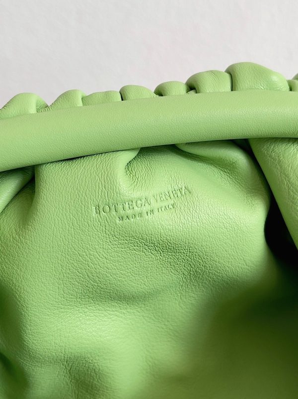 Réplique sac Bottega Veneta Mini Pouch avec bandoulière en Pistache – Image 2