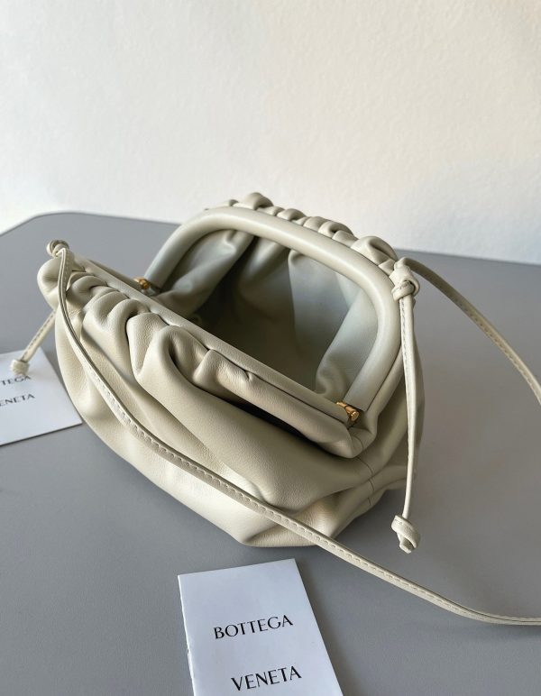 Contrefaçon sac Bottega Veneta Mini Pouch avec bandoulière en Ivoire – Image 8
