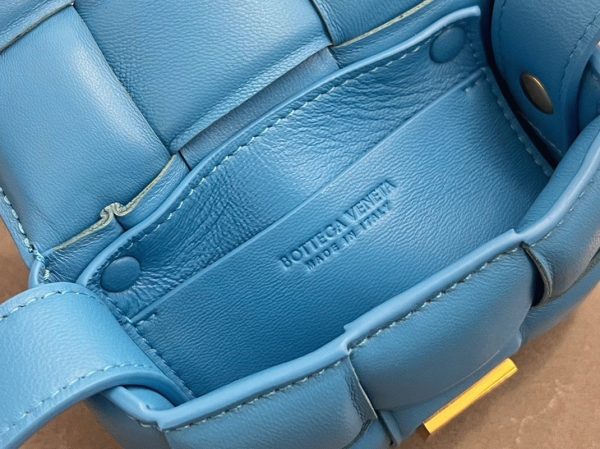 Réplique Sac Bottega Veneta Candy Padded Cassette en Piscine – Image 7