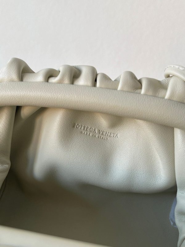 Contrefaçon sac Bottega Veneta Mini Pouch avec bandoulière en Ivoire – Image 5