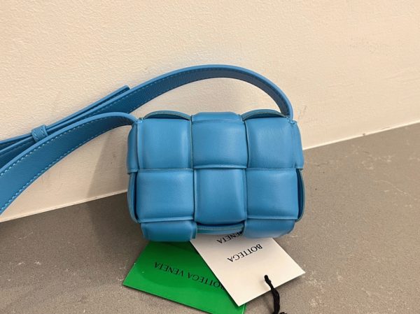 Réplique Sac Bottega Veneta Candy Padded Cassette en Piscine – Image 6