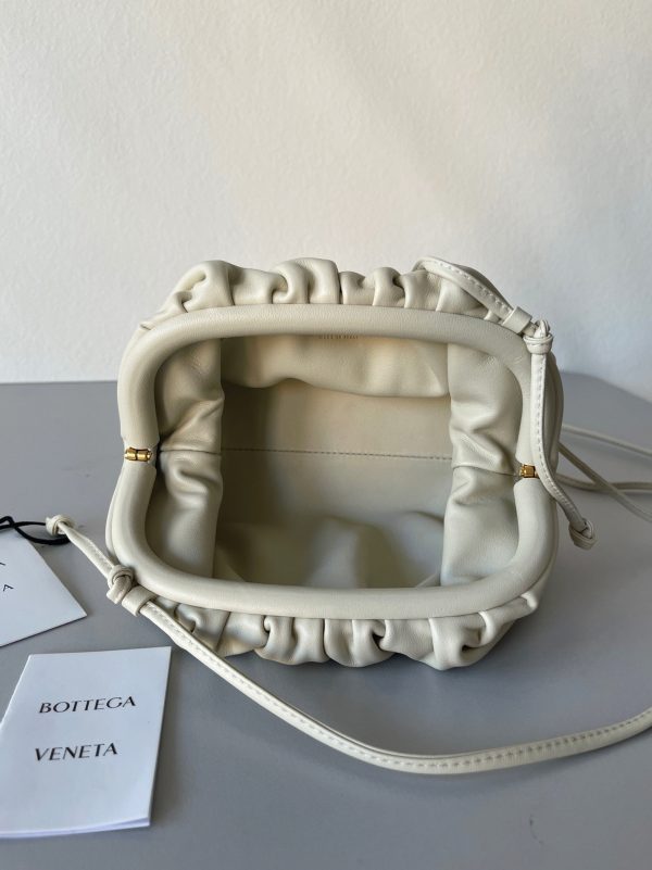 Contrefaçon sac Bottega Veneta Mini Pouch avec bandoulière en Ivoire – Image 4