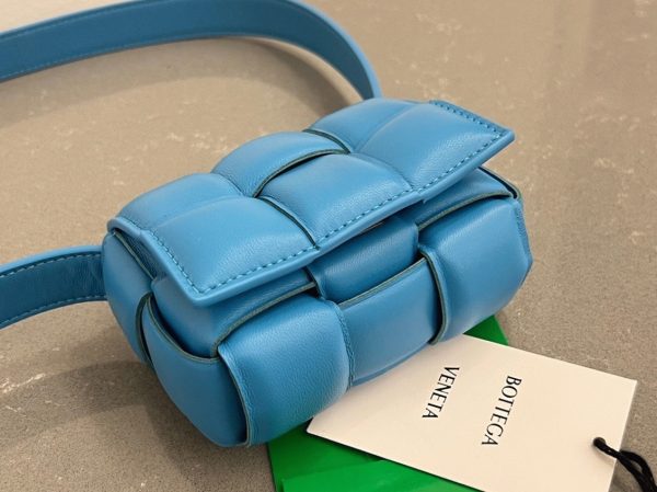 Réplique Sac Bottega Veneta Candy Padded Cassette en Piscine – Image 5