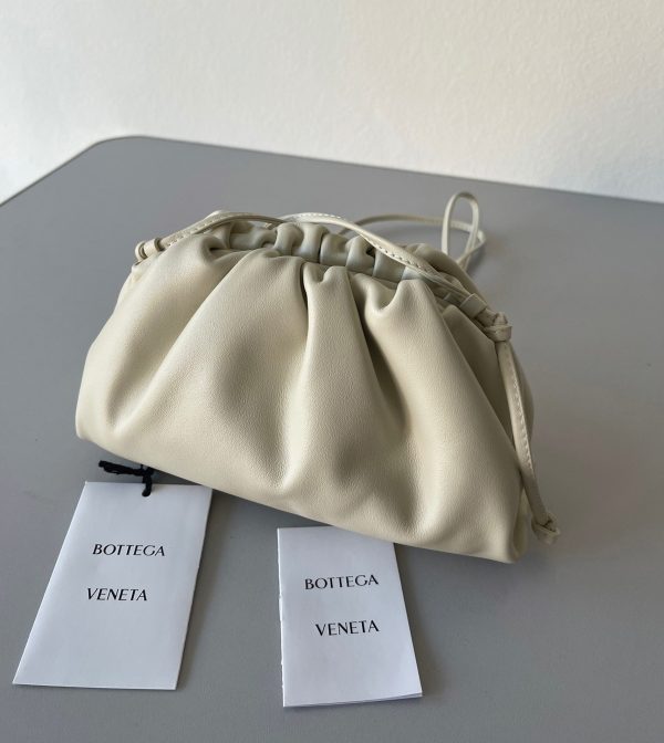Contrefaçon sac Bottega Veneta Mini Pouch avec bandoulière en Ivoire – Image 3